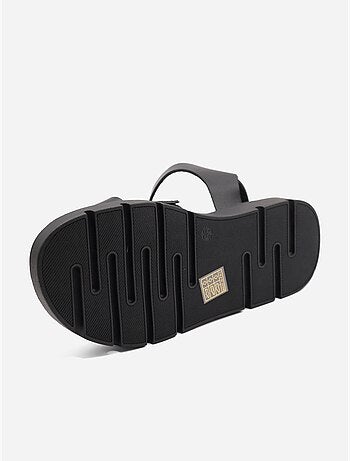 Platte sandalen kruisband