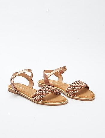 Platte sandalen met bandjes en gesp