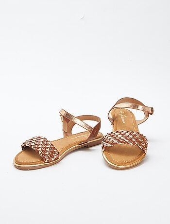 Platte sandalen met bandjes en gesp
