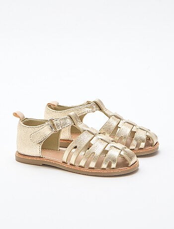 Platte sandalen met gesloten, glanzende bandjes