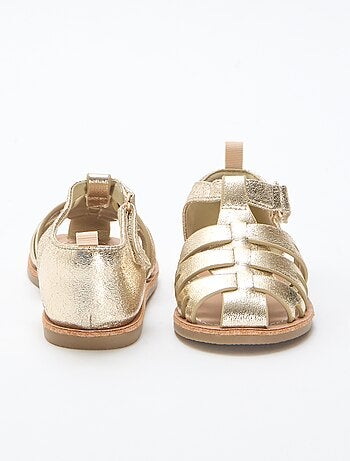 Platte sandalen met gesloten, glanzende bandjes