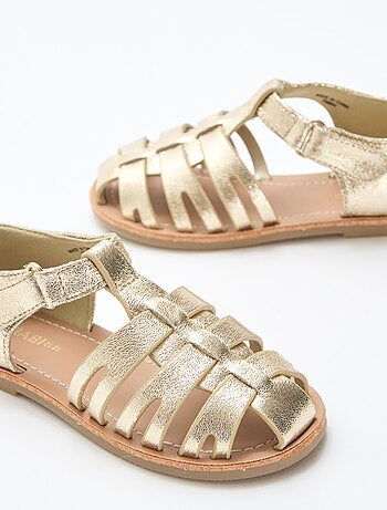 Platte sandalen met gesloten, glanzende bandjes