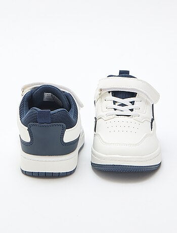 Platte sneaker met contrasterende tweekleurige klittenbandsluiting