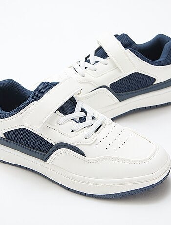 Platte sneaker met contrasterende tweekleurige klittenbandsluiting