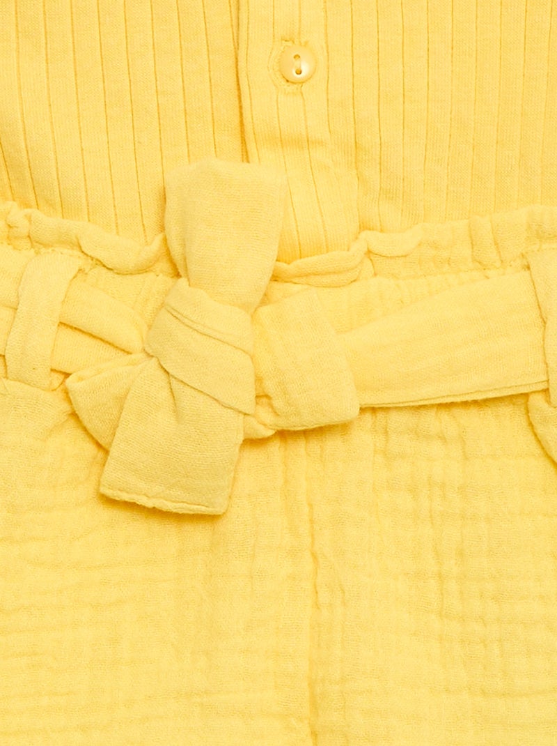 Playsuit van dubbele katoenen gaasstof met strikceintuur Geel - Kiabi
