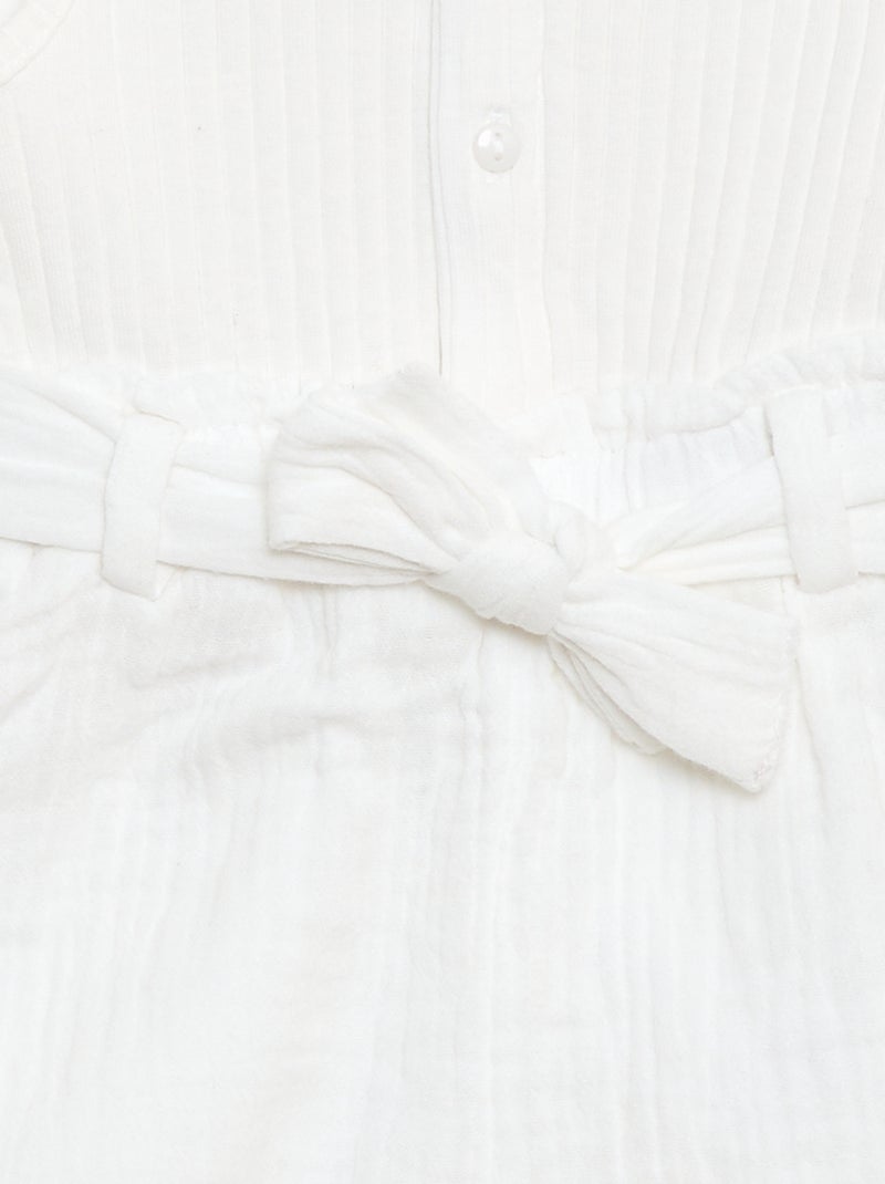 Playsuit van dubbele katoenen gaasstof met strikceintuur Wit - Kiabi