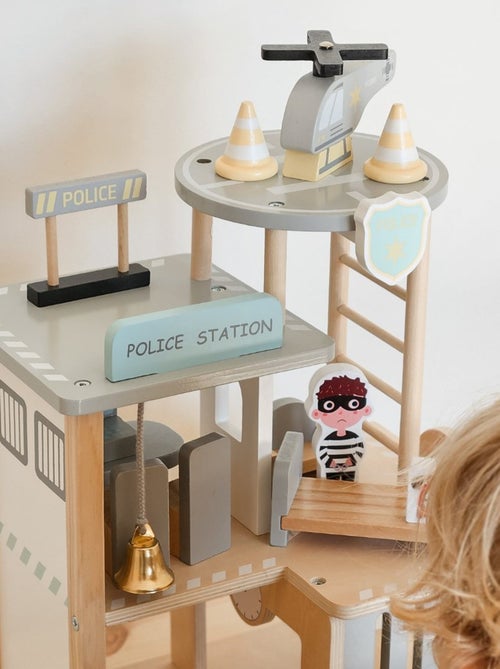 Poste de police en bois avec voiture et hélicoptère mamabrum - Kiabi Poste de police en bois avec voiture et hélicoptère mamabrum - Kiabi