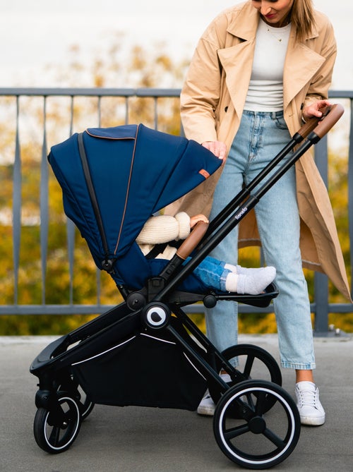 Poussette bébé 2en1 - LIONELO Mika - Inclu nacelle et accessoires - Grandes roues - Bleu - Kiabi Poussette bébé 2en1 - LIONELO Mika - Inclu nacelle et accessoires - Grandes roues - Bleu - Kiabi