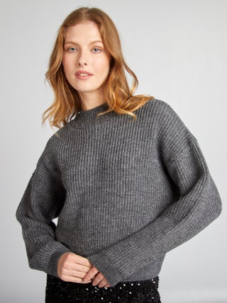 Pull avec bijoux sur le col