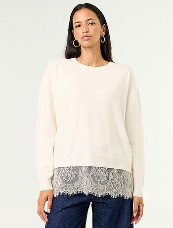 Pull avec empiècement en dentelle