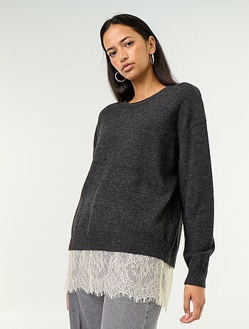 Pull avec empiècement en dentelle