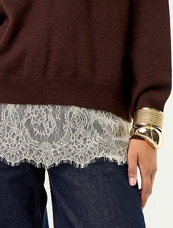 Pull avec empiècement en dentelle
