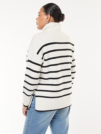 Pull chaud col roulé avec fentes à la base