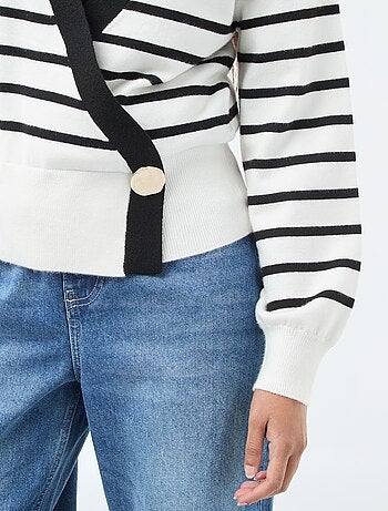 Pull effet gilet cache-coeur avec bouton doré