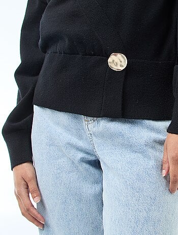 Pull effet gilet cache-coeur avec bouton doré