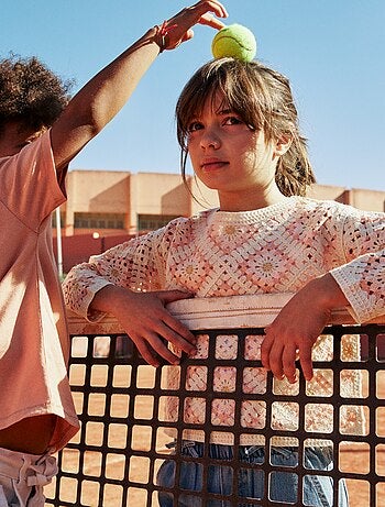 Pull en maille ajourée avec broderies fleurs