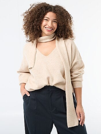 Pull en maille avec écharpe intégrée