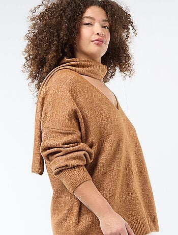 Pull en maille avec écharpe intégrée