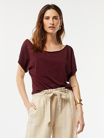 Pull en maille avec un col bateau et des manches courtes