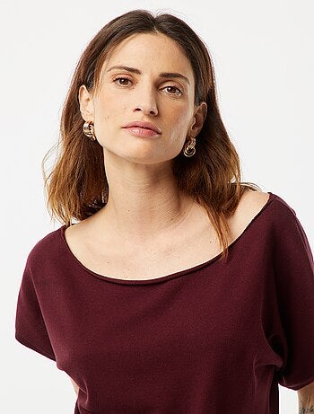 Pull en maille avec un col bateau et des manches courtes