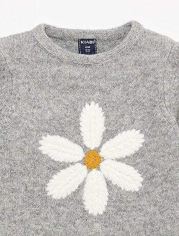 Pull en tricot avec broderie