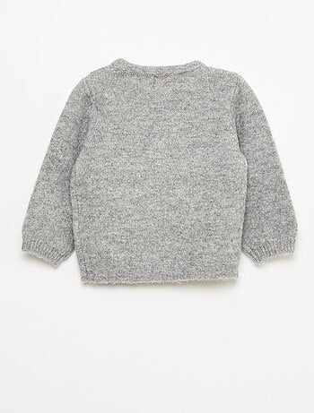 Pull en tricot avec broderie