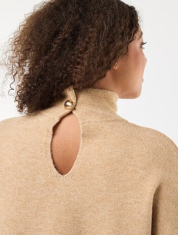 Pull montant avec fente bijou au dos
