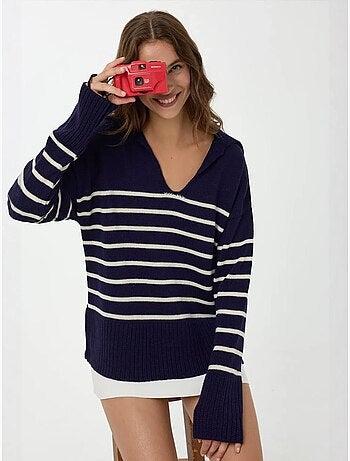 Pull rayé à col en V