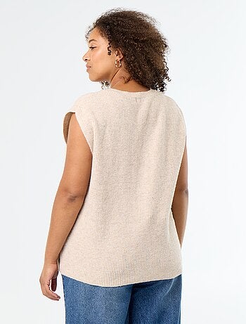 Pull sans manches avec bijoux fantaisies dorés