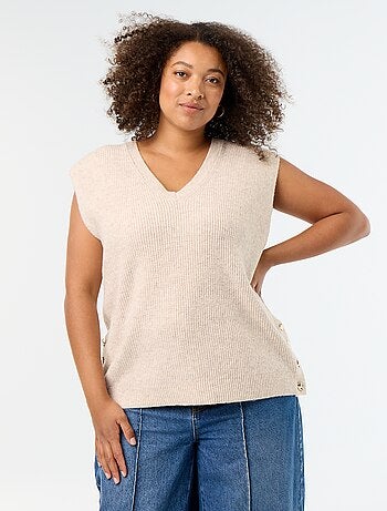 Pull sans manches avec bijoux fantaisies dorés