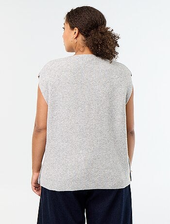 Pull sans manches avec bijoux fantaisies dorés