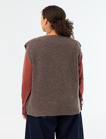 Pull sans manches avec bijoux fantaisies dorés