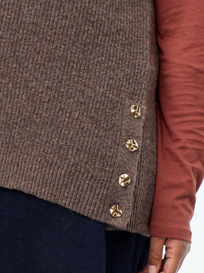 Pull sans manches avec bijoux fantaisies dorés Marron - Kiabi