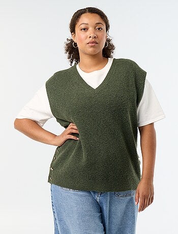 Pull sans manches avec bijoux fantaisies dorés