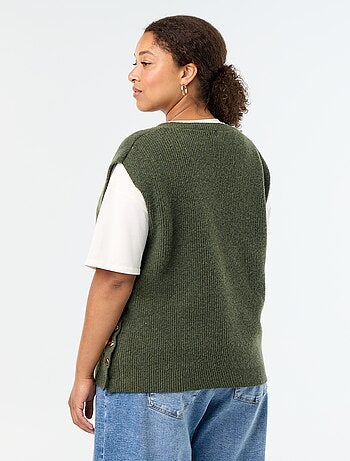 Pull sans manches avec bijoux fantaisies dorés