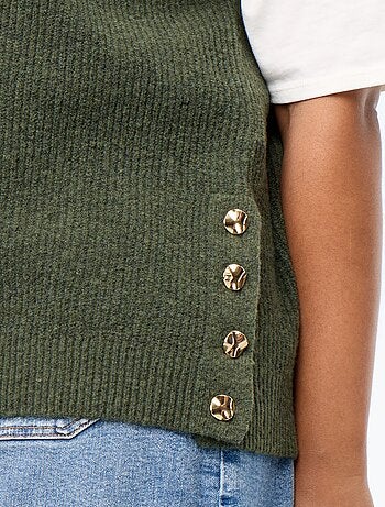 Pull sans manches avec bijoux fantaisies dorés