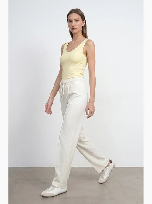 Rechte crêpe broek met trekkoord in de taille dilvin - Kiabi Rechte crêpe broek met trekkoord in de taille dilvin - Kiabi