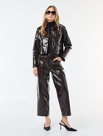 Rechte, imitatieleren broek met 'slangenhuideffect'