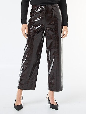 Rechte, imitatieleren broek met 'slangenhuideffect'