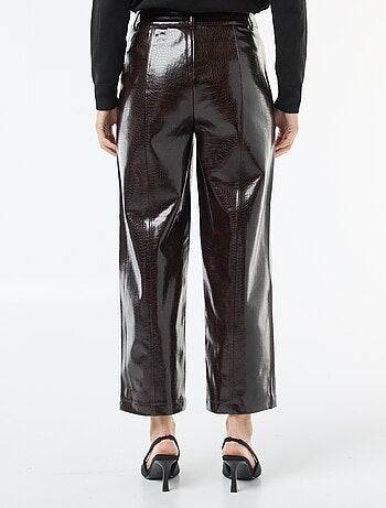 Rechte, imitatieleren broek met 'slangenhuideffect'