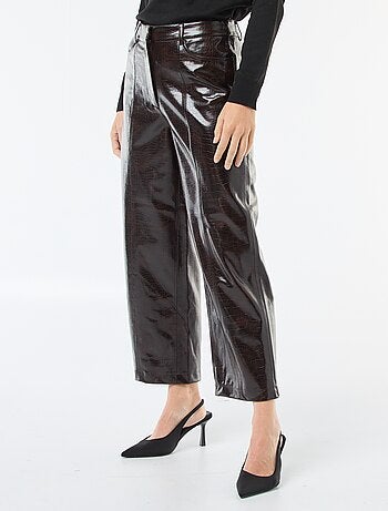 Rechte, imitatieleren broek met 'slangenhuideffect'