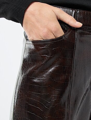 Rechte, imitatieleren broek met 'slangenhuideffect'