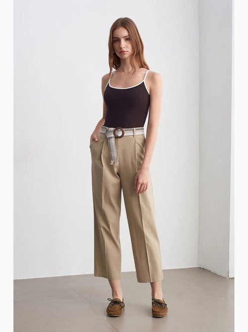 Rechte pantalon met riem en plooien dilvin - Kiabi Rechte pantalon met riem en plooien dilvin - Kiabi