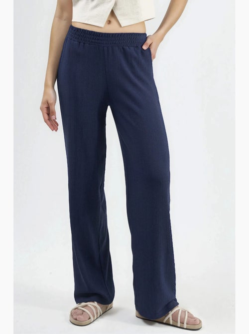 Rechte pijp broek met textuur hiccup - Kiabi Rechte pijp broek met textuur hiccup - Kiabi