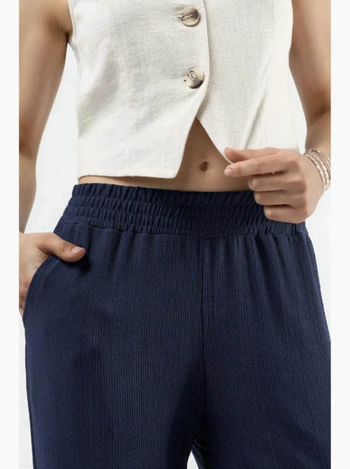 Rechte pijp broek met textuur hiccup - Kiabi Rechte pijp broek met textuur hiccup - Kiabi