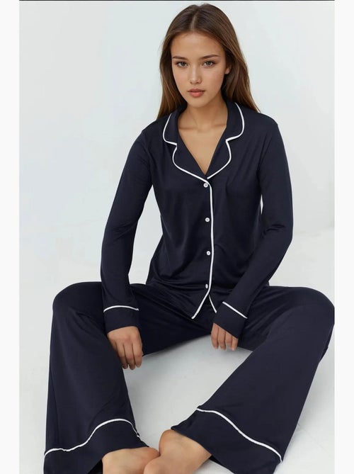 Relaxed fit pyjamaset met lange mouwen, extra zachte touch en overhemdkraag hiccup - Kiabi Relaxed fit pyjamaset met lange mouwen, extra zachte touch en overhemdkraag hiccup - Kiabi