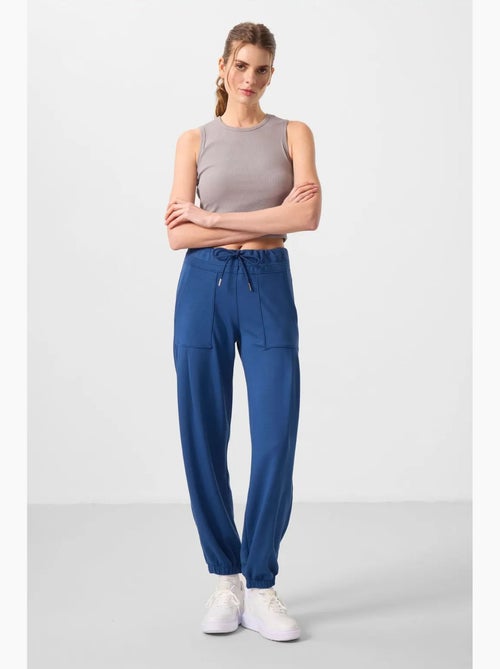 Relaxte broek van crêpe met middelhoge taille en zak tommy - Kiabi Relaxte broek van crêpe met middelhoge taille en zak tommy - Kiabi