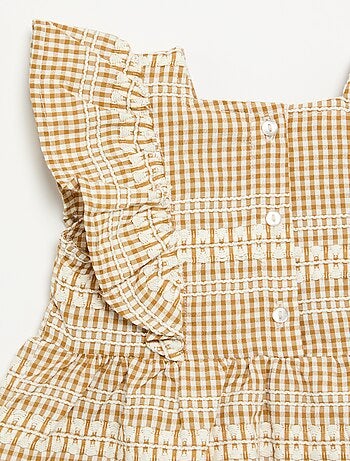Robe à volants et motif à carreaux