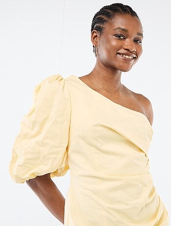 Robe courte à col asymétrique