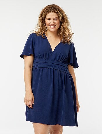 Robe courte à col V et avec manches forme papillon